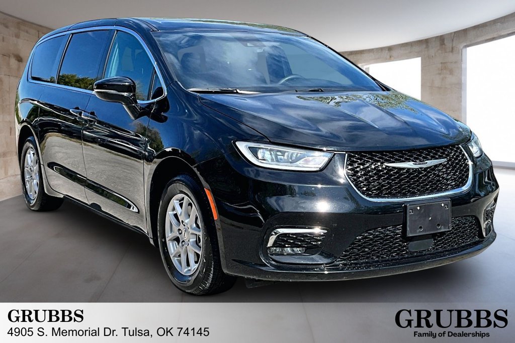 Used 2025 Chrysler Pacifica Select