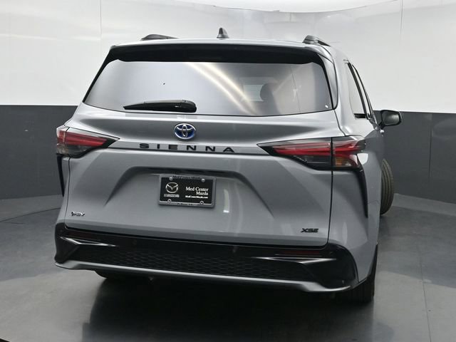 Used 2025 Toyota Sienna XSE FWD image 3