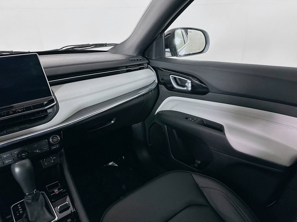 Certified 2024 Jeep Compass Limited image 33