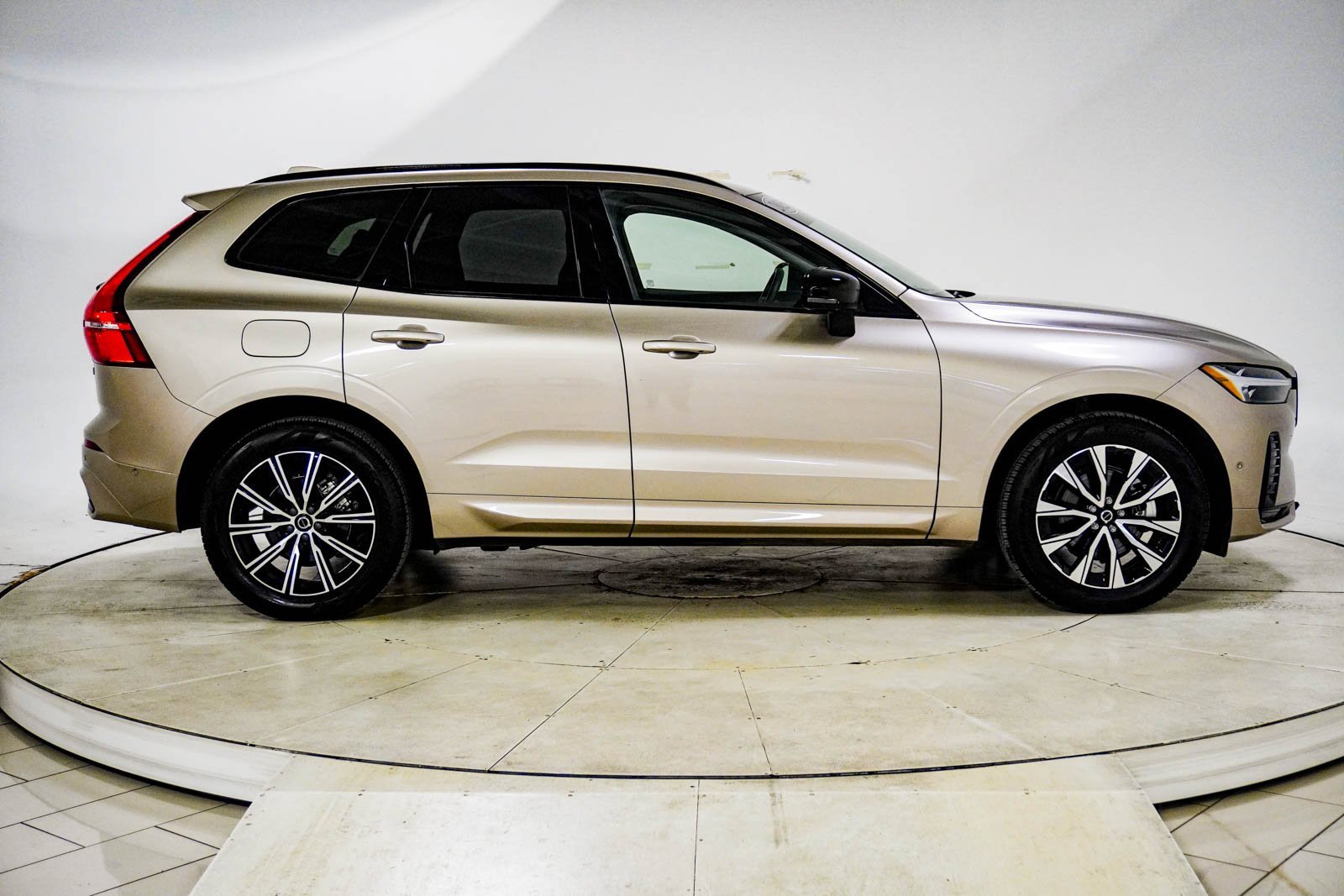 Used 2025 Volvo XC60 B5 Plus image 11