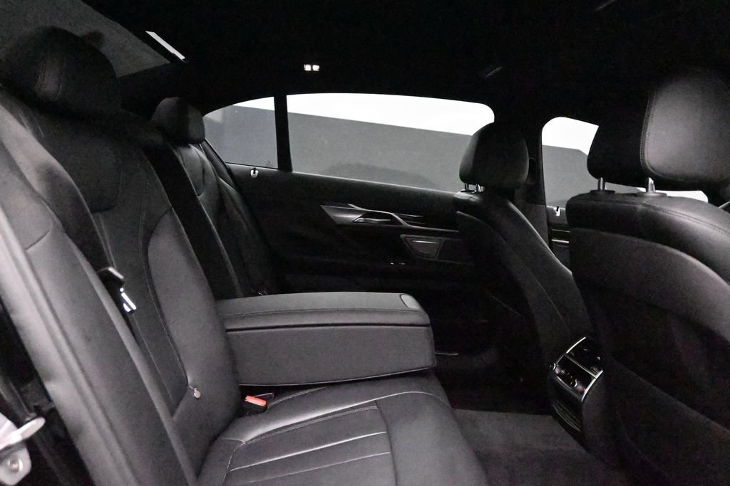 Used 2019 BMW 740i w/ M Sport Package RWD image 12