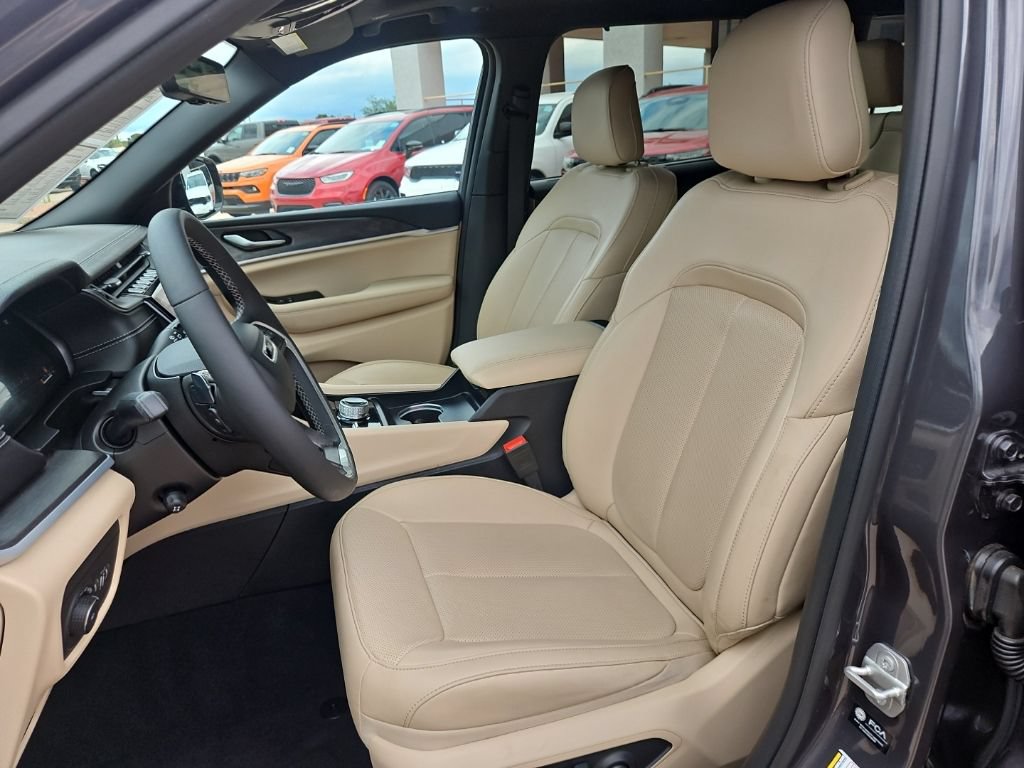 Certified 2025 Jeep Grand Cherokee L Limited w/ Luxury Tech Group II AWD/4WD image 19