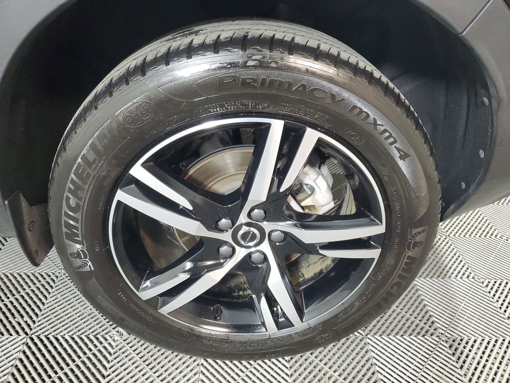 Certified 2025 Volvo XC40 B5 Core image 13