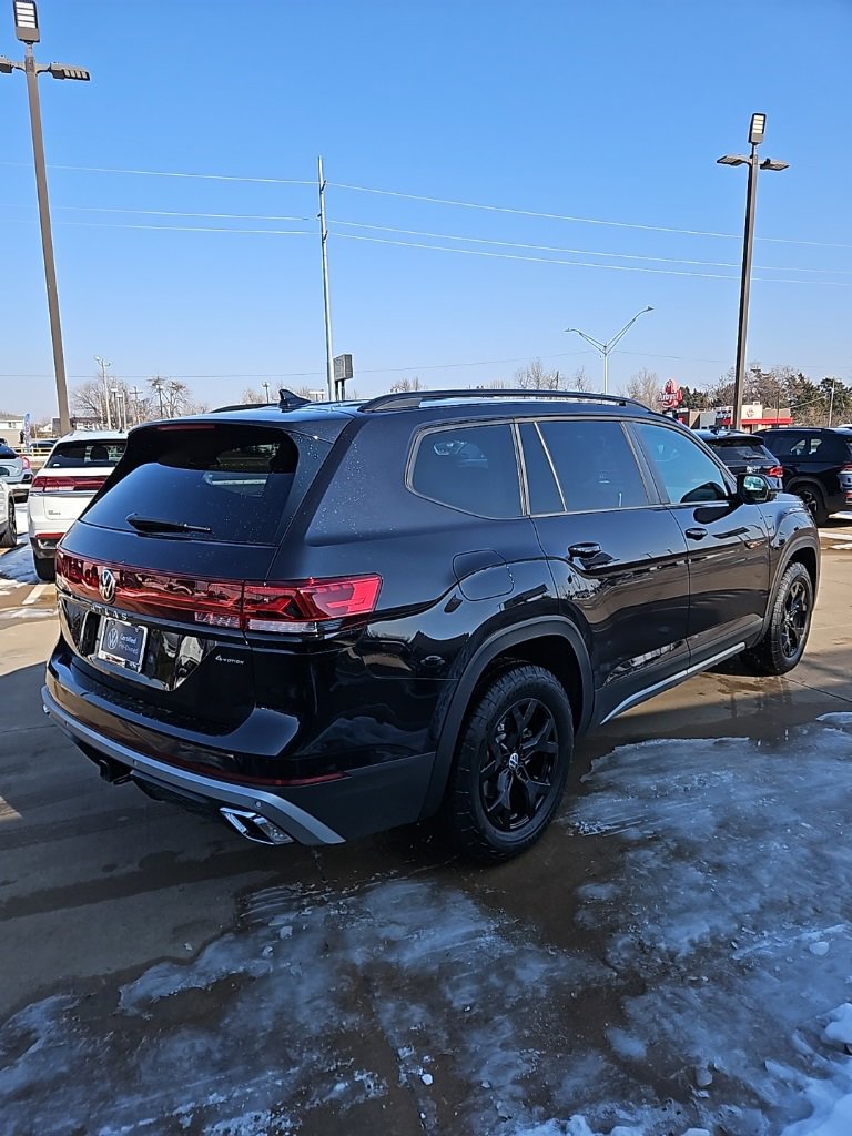 Used 2025 Volkswagen Atlas Peak Edition SE image 5