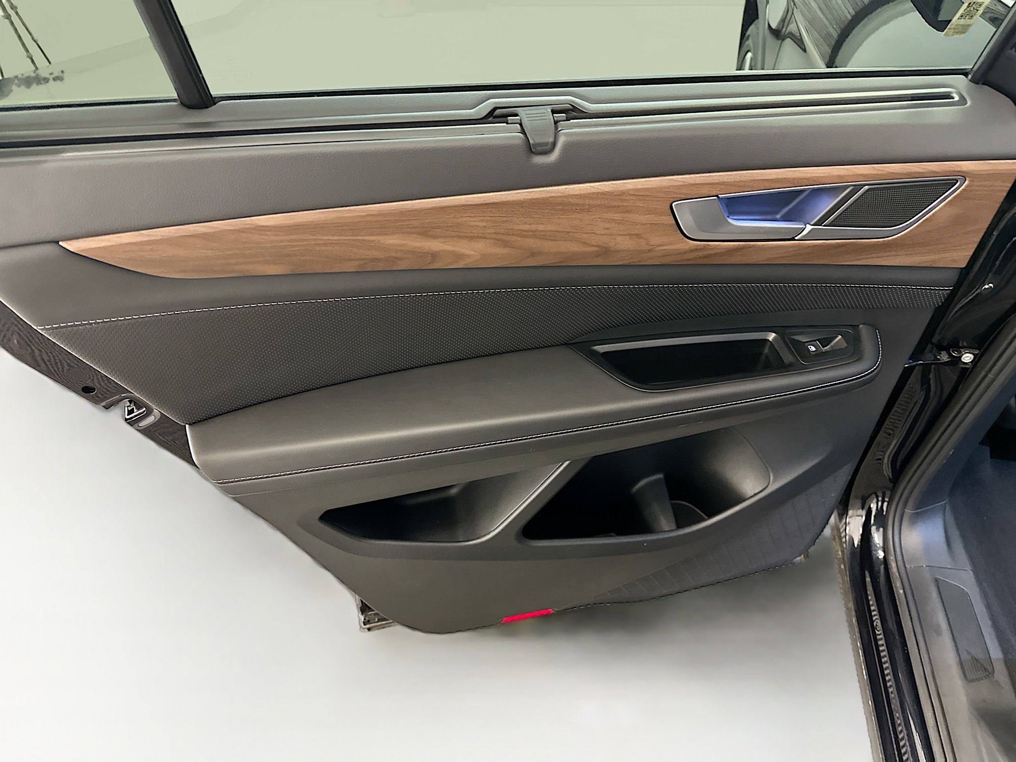 Used 2025 Volkswagen Atlas SE image 26