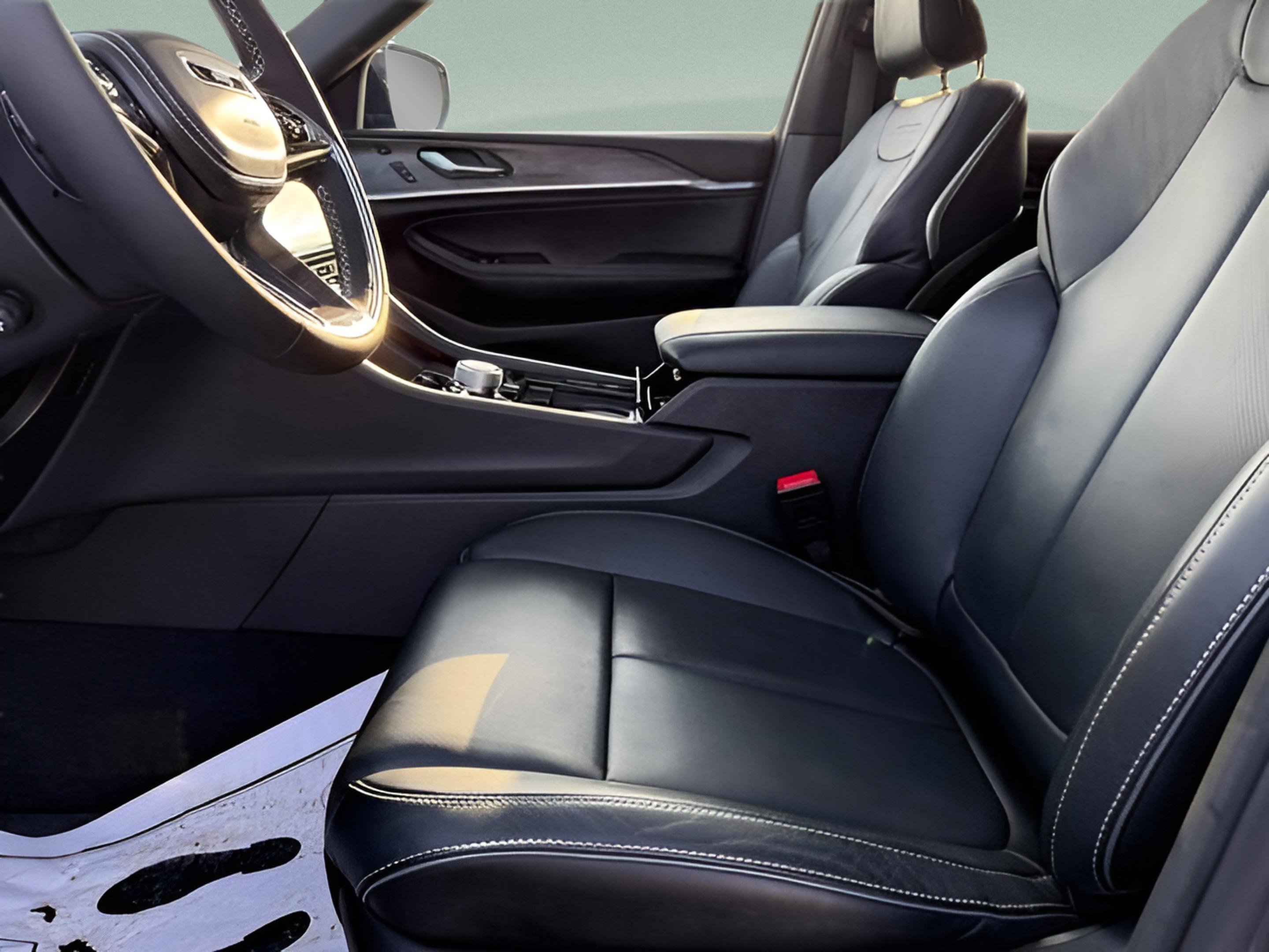 Certified 2025 Jeep Grand Cherokee Overland w/ Luxury Tech Group IV image 18