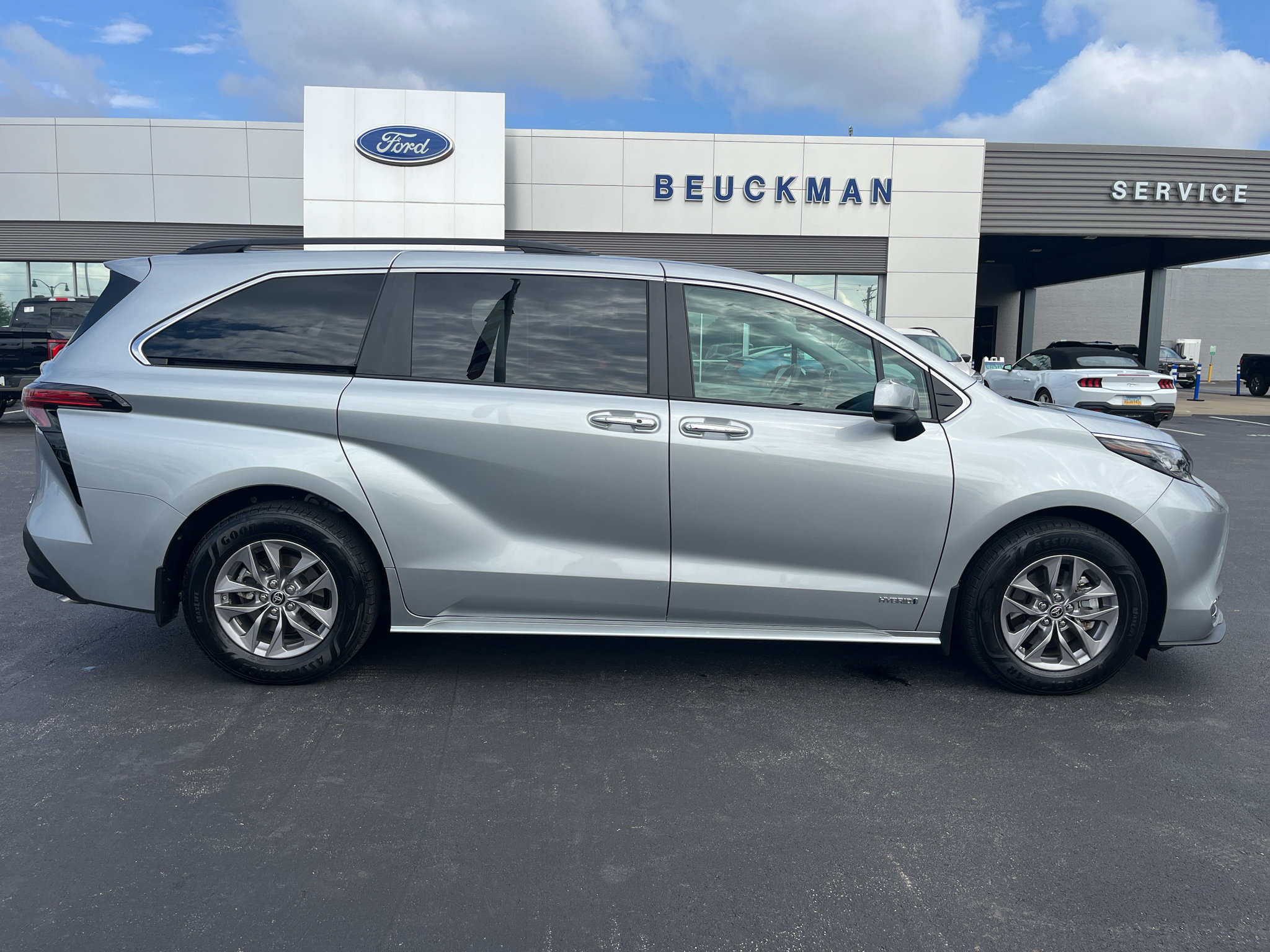 Used 2021 Toyota Sienna XLE w/ XLE Plus Package AWD/4WD image 9