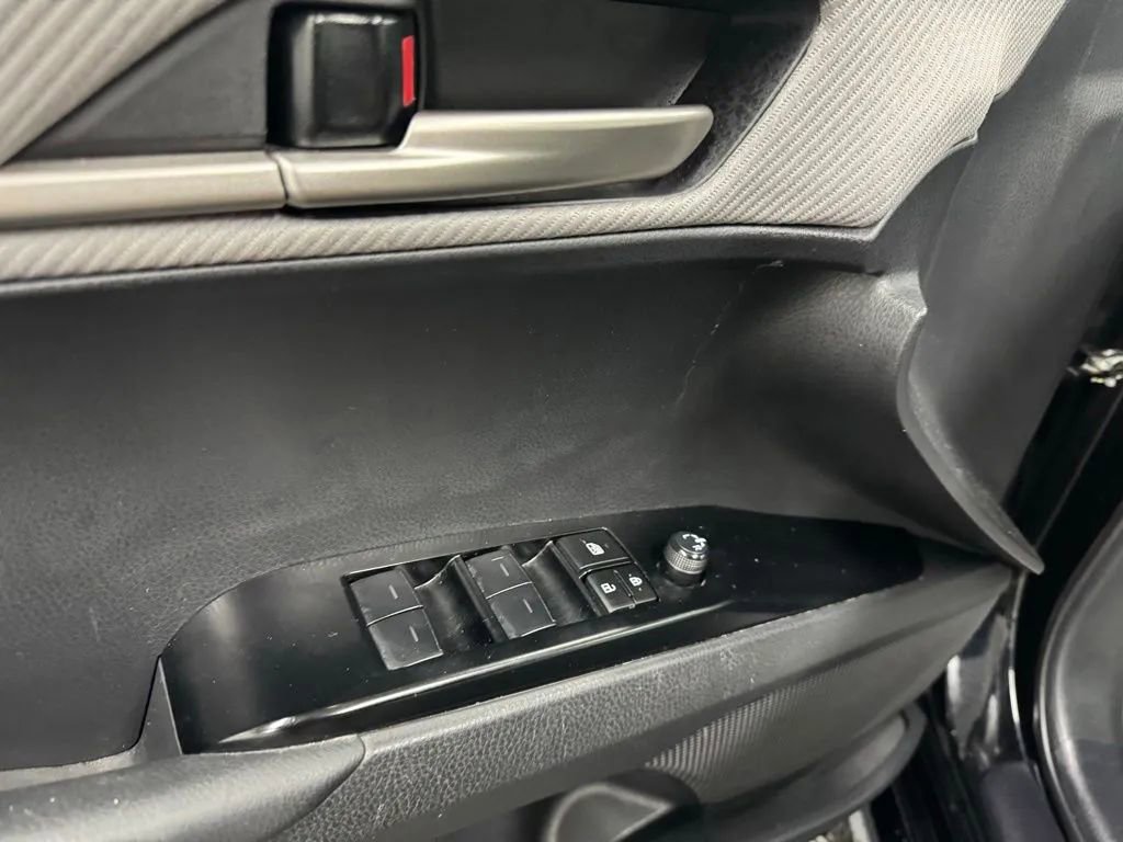 Used 2025 Toyota Camry SE image 5