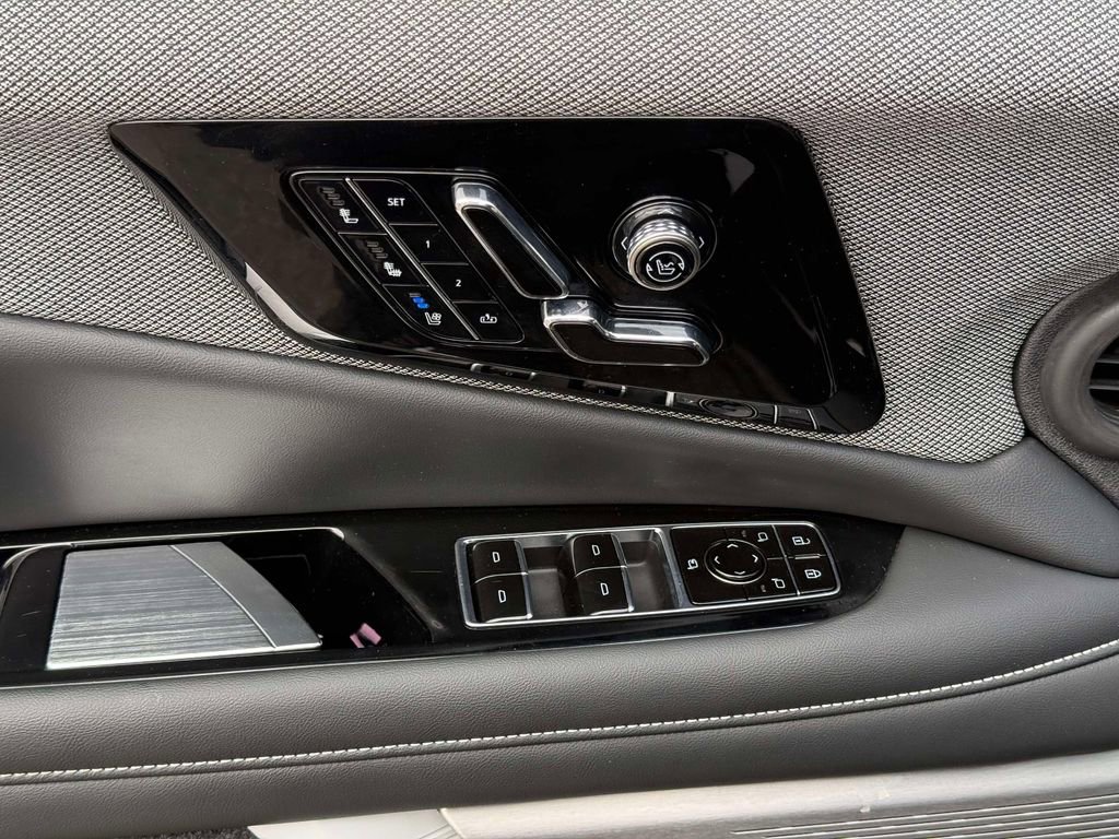 Used 2025 Cadillac Optiq Luxury 2 w/ LPO, Floor Liner Package AWD/4WD image 21