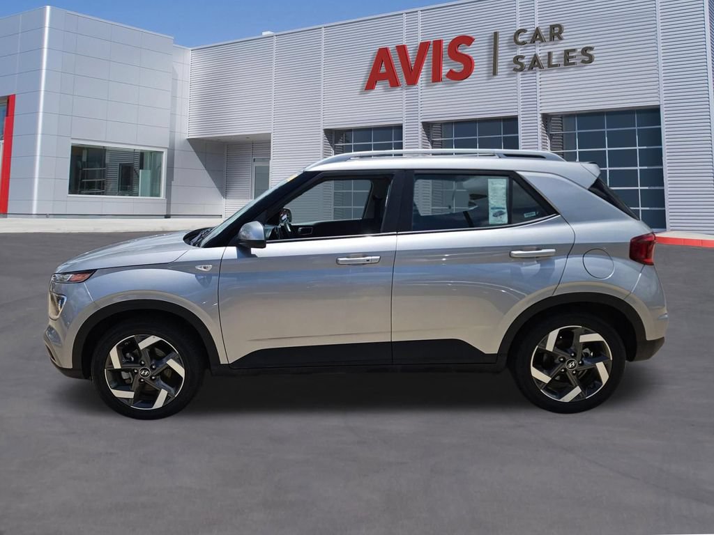 Used 2025 Hyundai Venue SEL FWD image 2