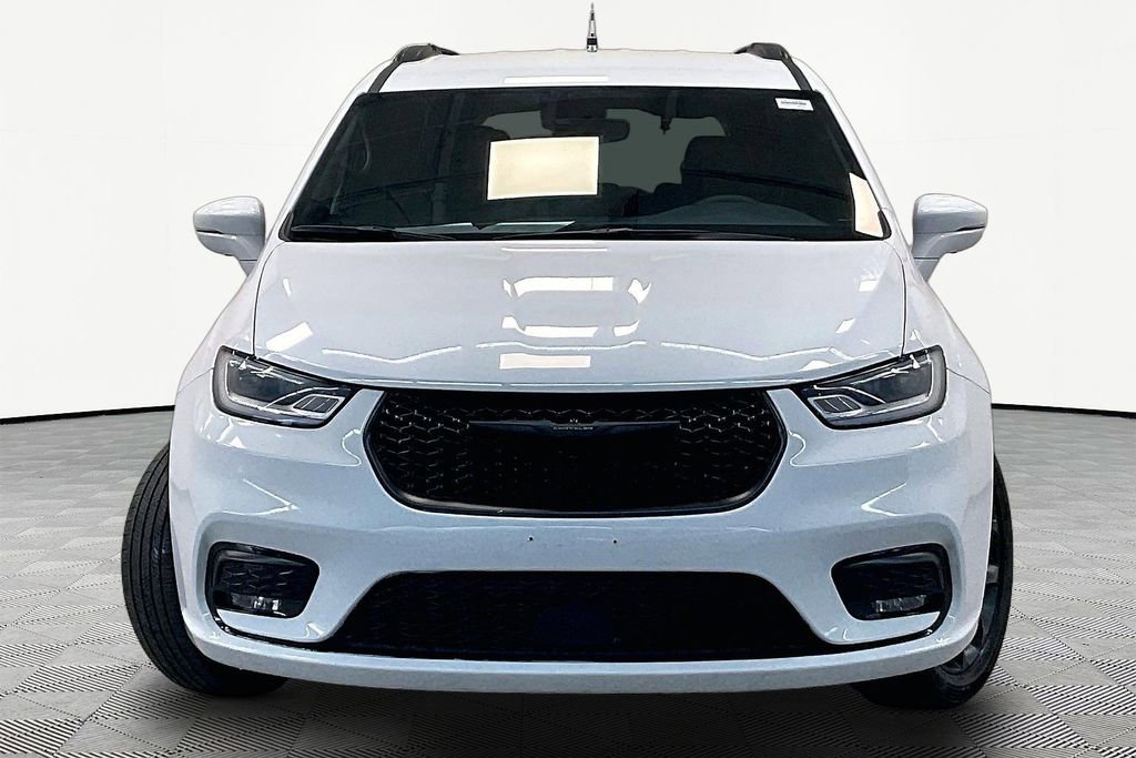 Used 2022 Chrysler Pacifica Touring-L w/ S Appearance Package AWD/4WD image 2