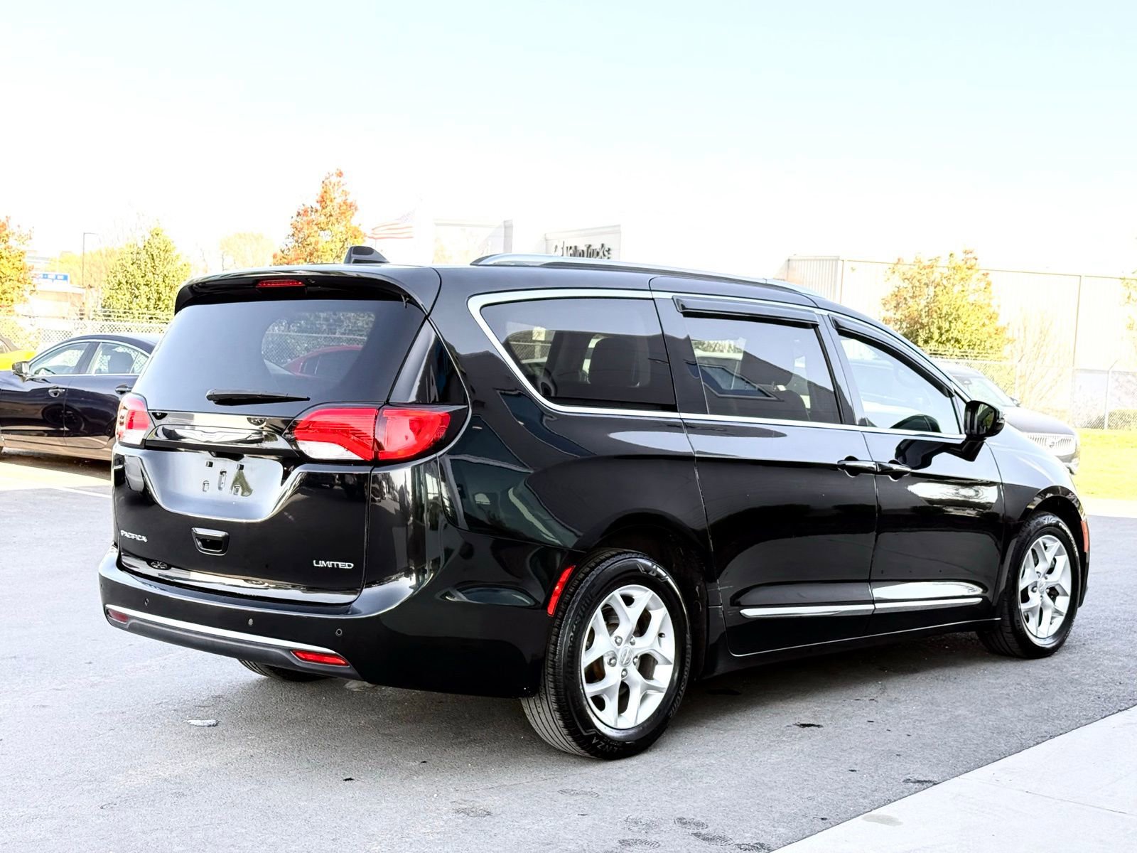 Used 2020 Chrysler Pacifica Limited FWD image 11