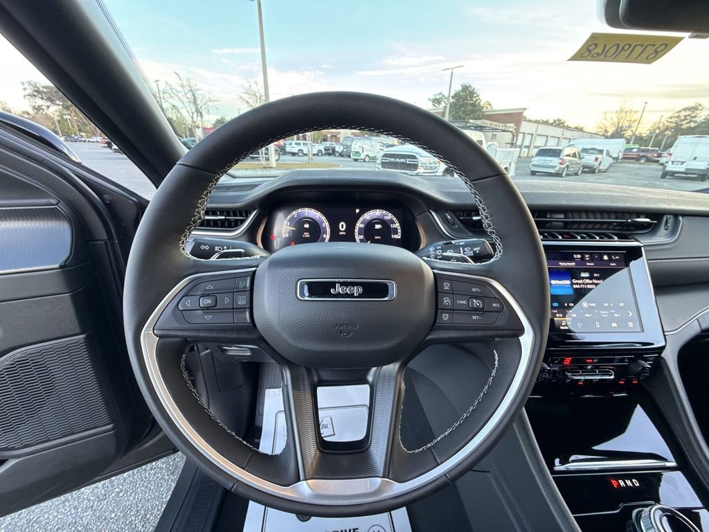 New 2025 Jeep Grand Cherokee Altitude image 13
