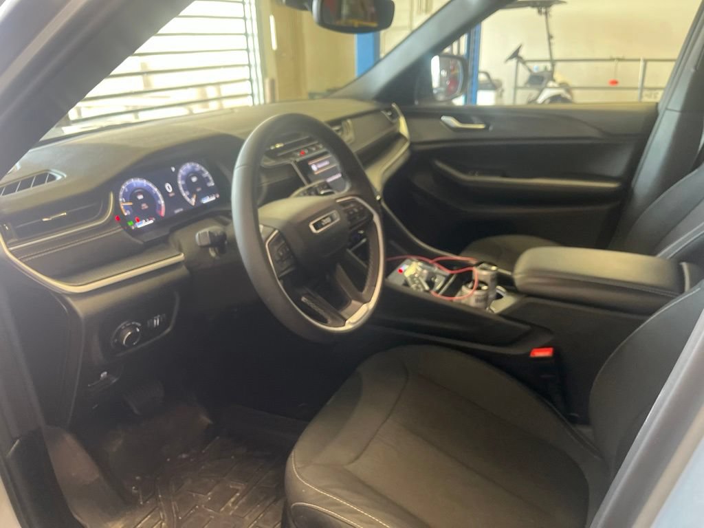 Used 2024 Jeep Grand Cherokee L Laredo AWD/4WD image 4