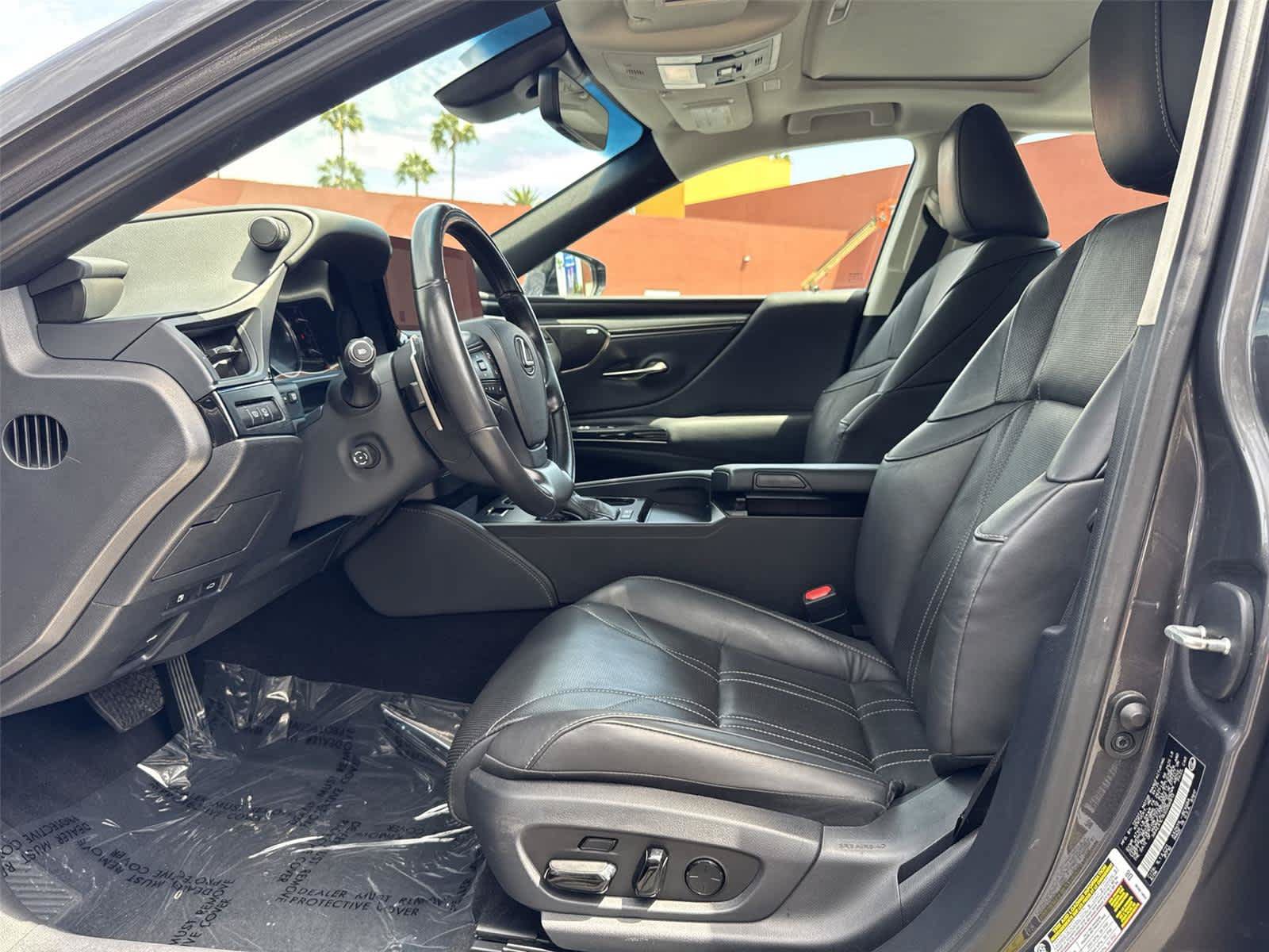 Used 2025 Lexus ES 300h w/ Luxury Package FWD image 12