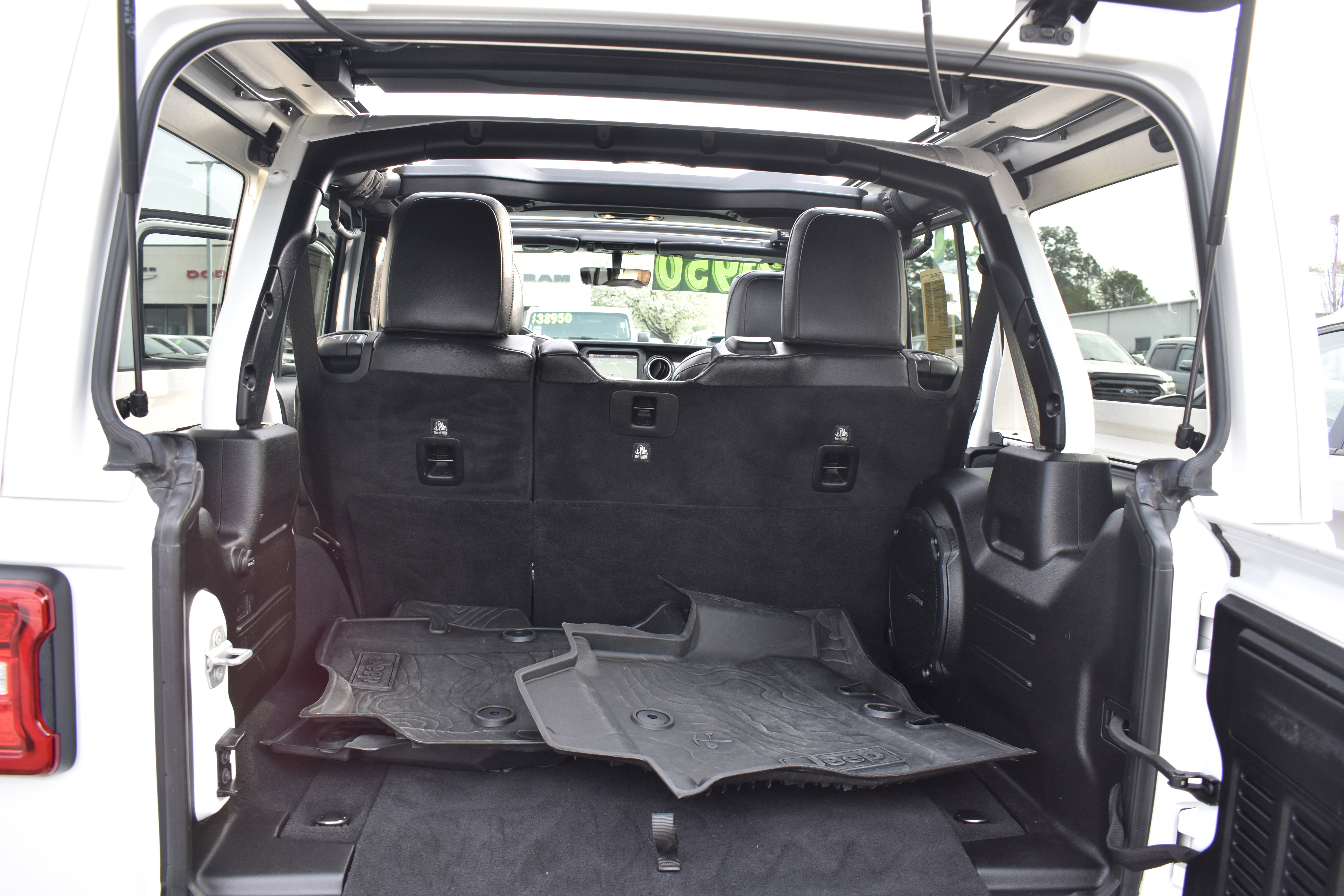 Used 2019 Jeep Wrangler Unlimited Sahara image 27