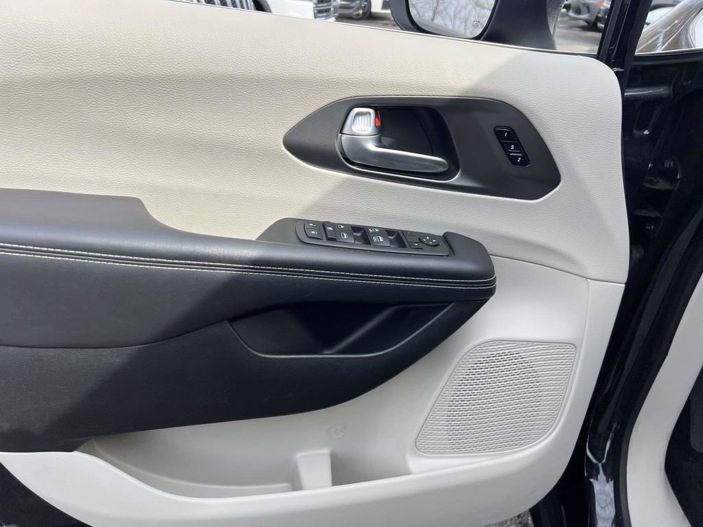 Used 2023 Chrysler Pacifica Touring-L image 19