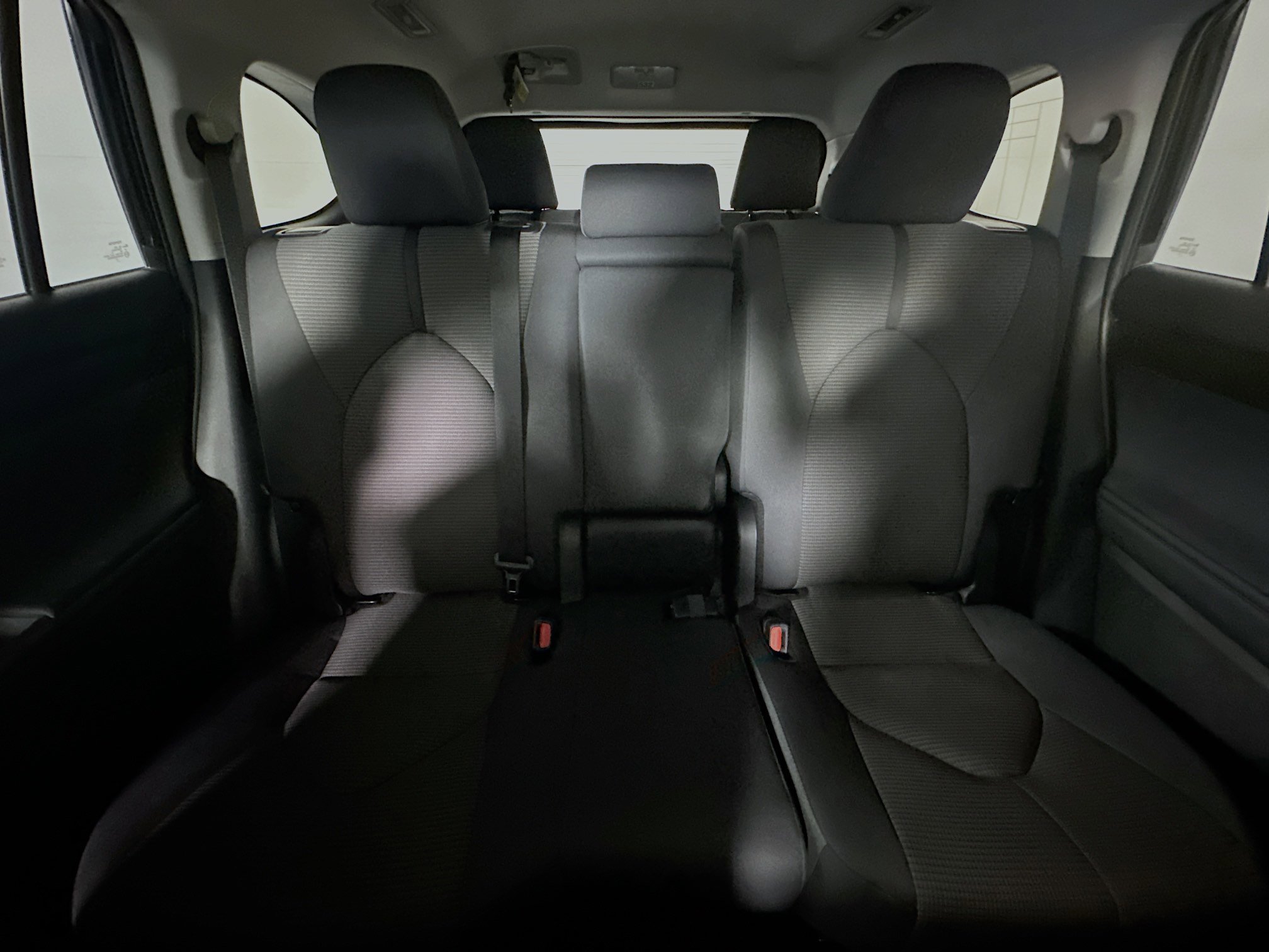 Used 2025 Toyota Highlander LE FWD image 30