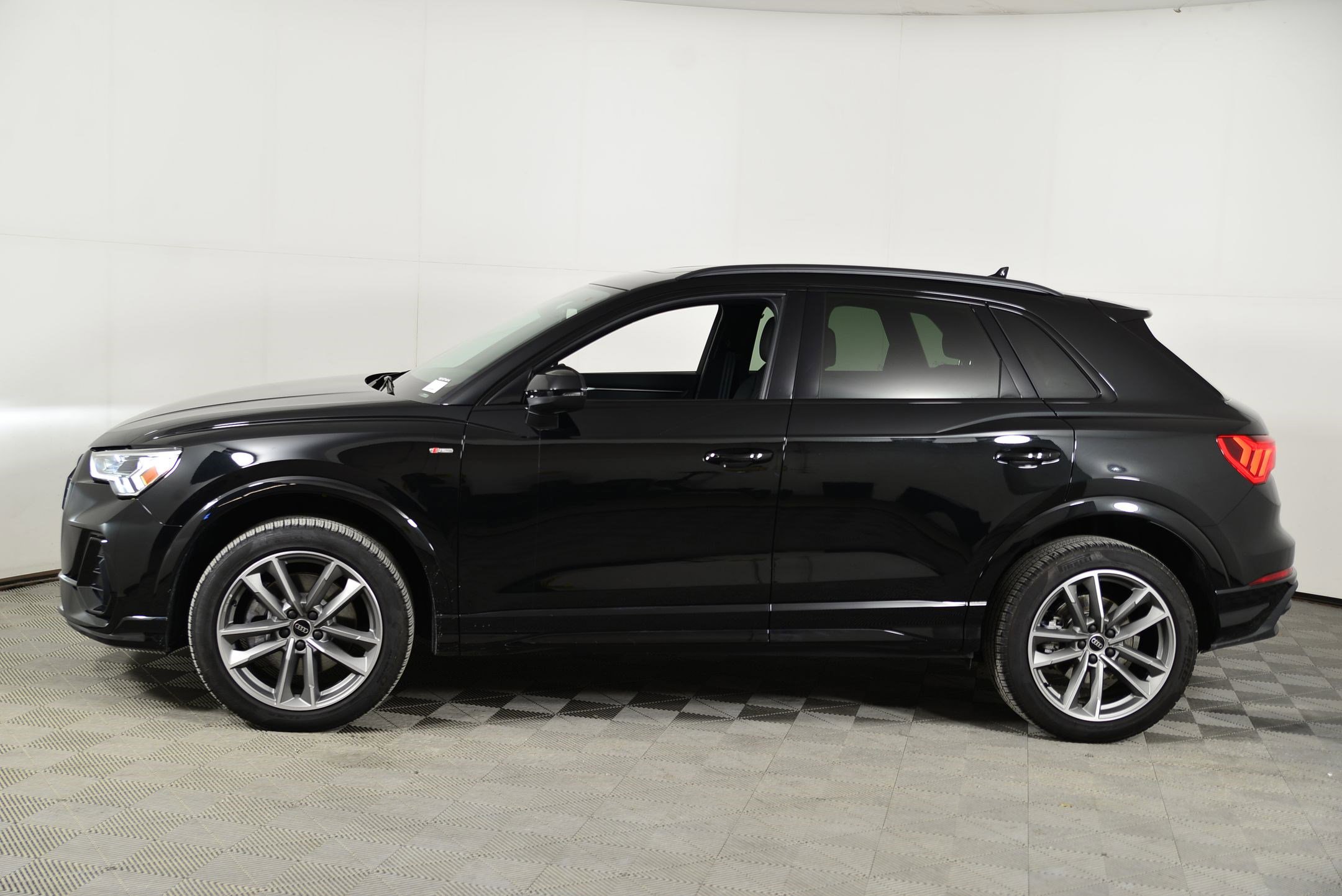 Certified 2025 Audi Q3 2.0T Premium w/ Convenience Package image 2