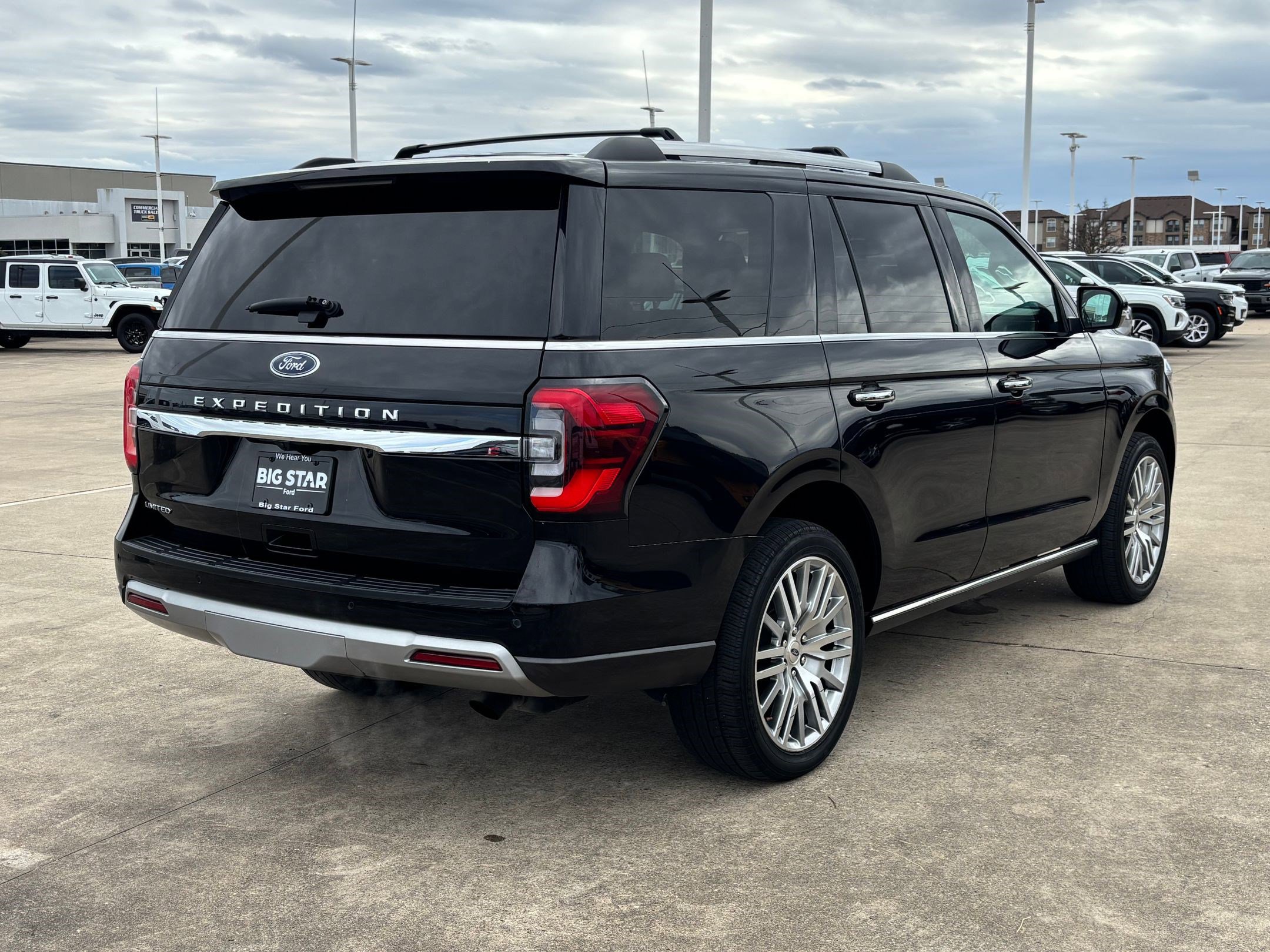 Used 2024 Ford Expedition Limited image 3