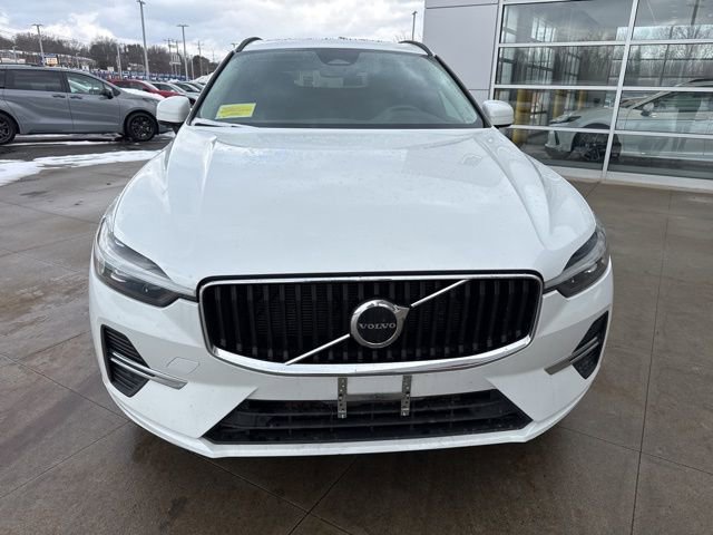 Used 2022 Volvo XC60 B5 Momentum image 2