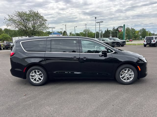 New 2027 Chrysler Pacifica Select w/ Family Tech Group FWD image 30