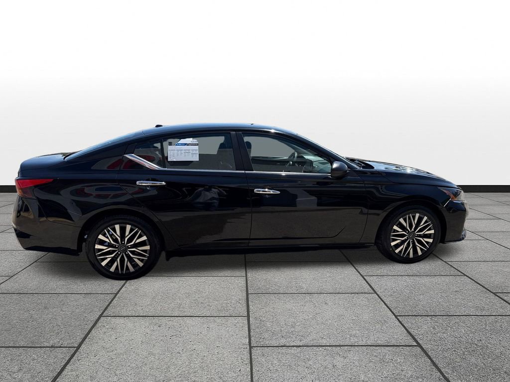 Used 2024 Nissan Altima 2.5 SV FWD image 6