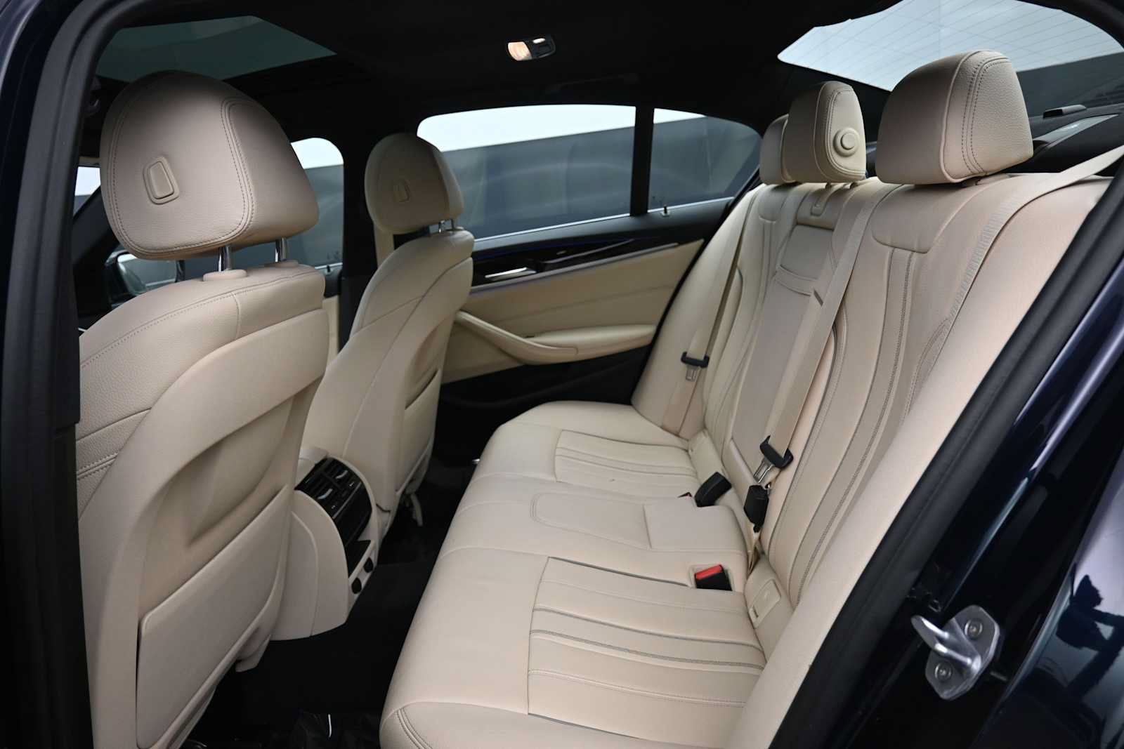 Used 2019 BMW 530e w/ Luxury Package RWD image 14