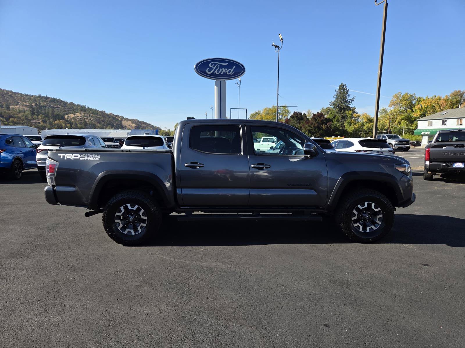 Used 2021 Toyota Tacoma TRD Off-Road w/ TRD Premium Off Road Package AWD/4WD image 4