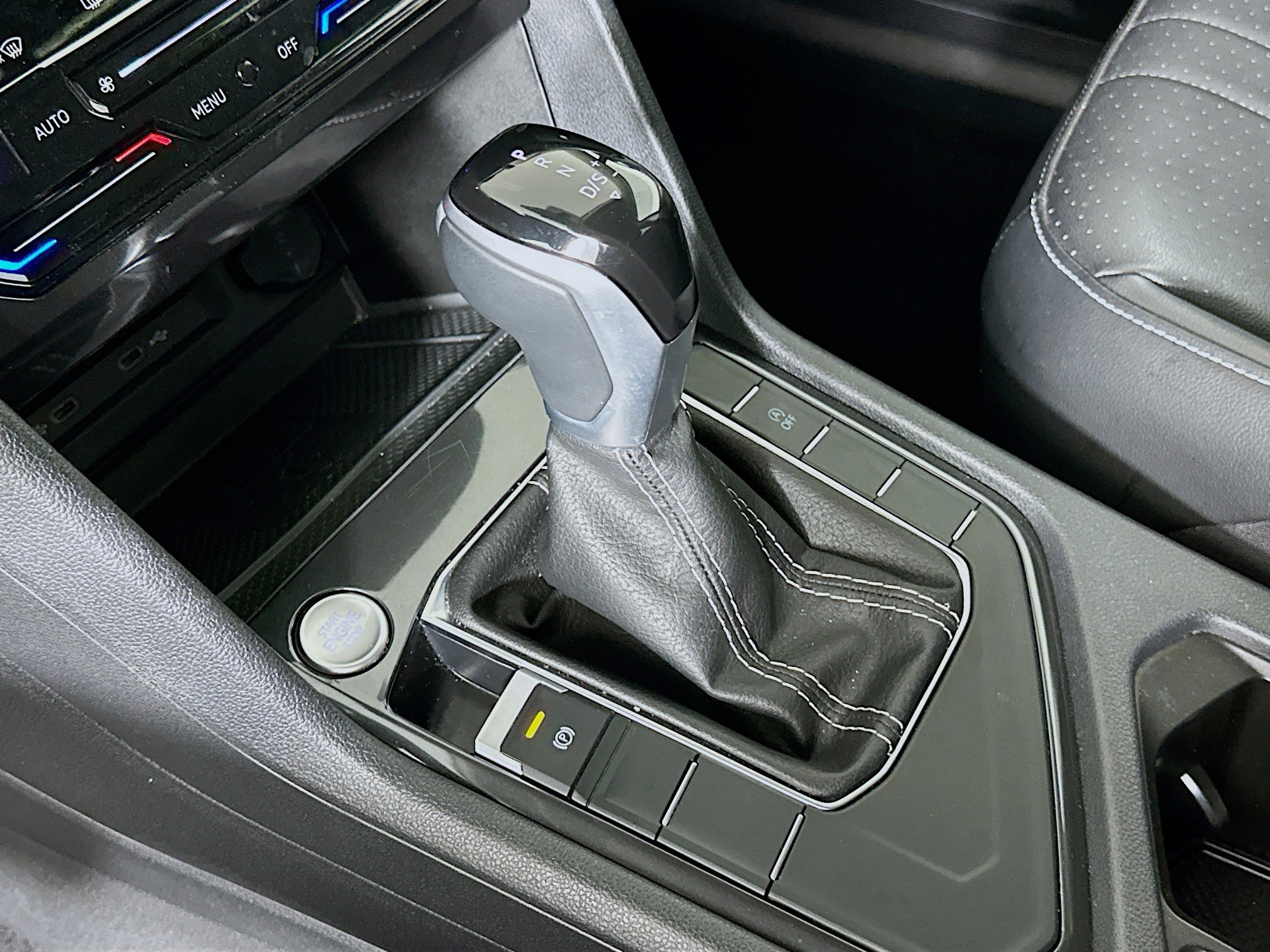 Used 2024 Volkswagen Tiguan SE FWD image 24