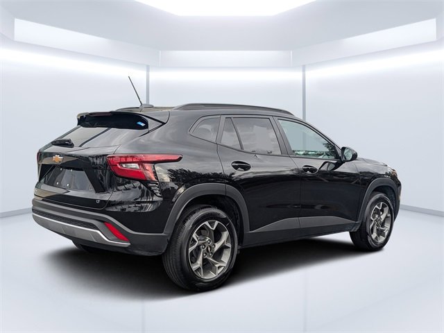 Used 2025 Chevrolet Trax LT w/ LT Convenience Package image 3