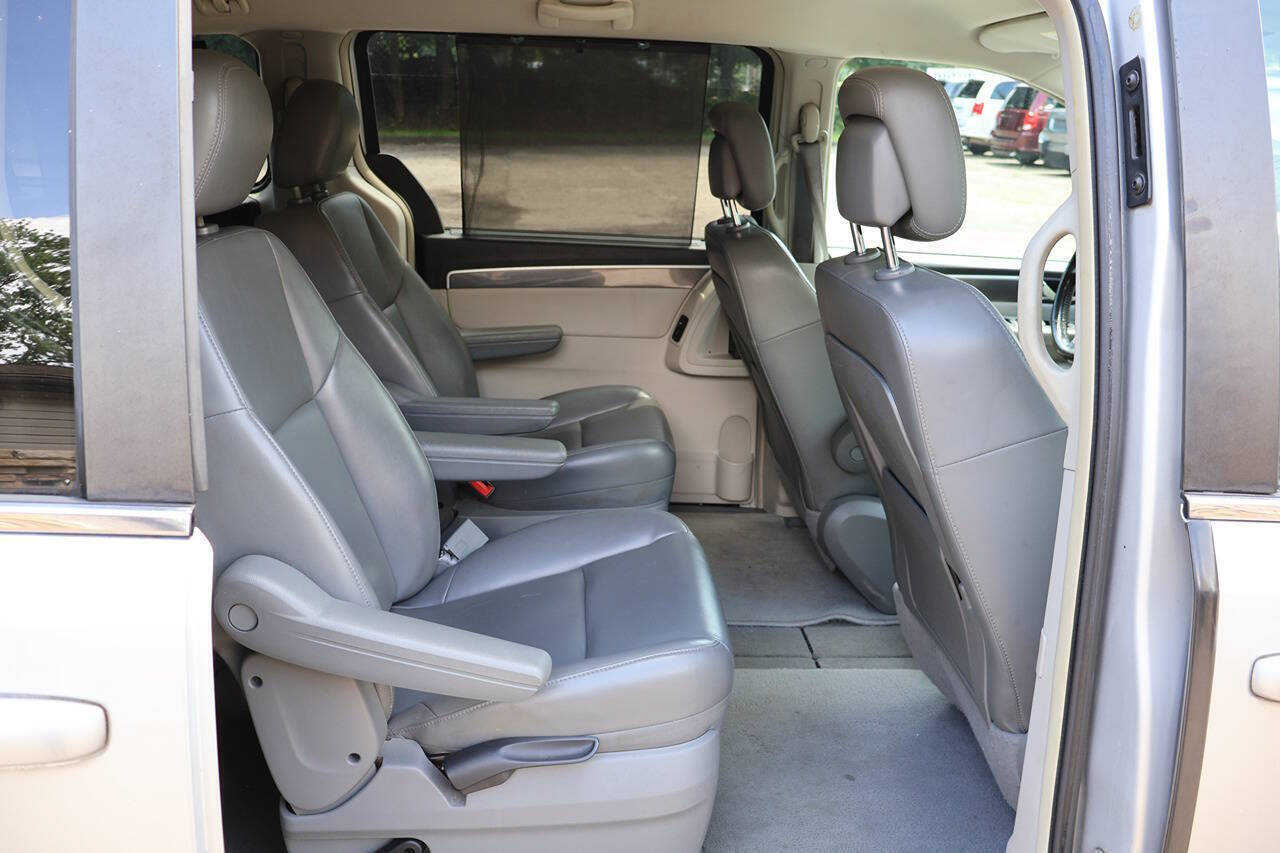 Used 2010 Volkswagen Routan SE FWD image 25