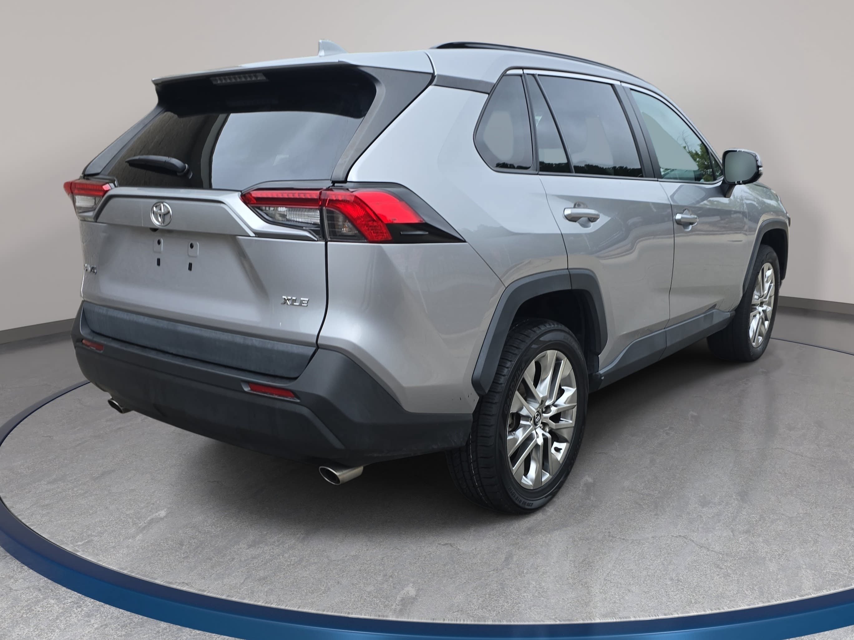 Used 2021 Toyota RAV4 XLE Premium FWD image 5