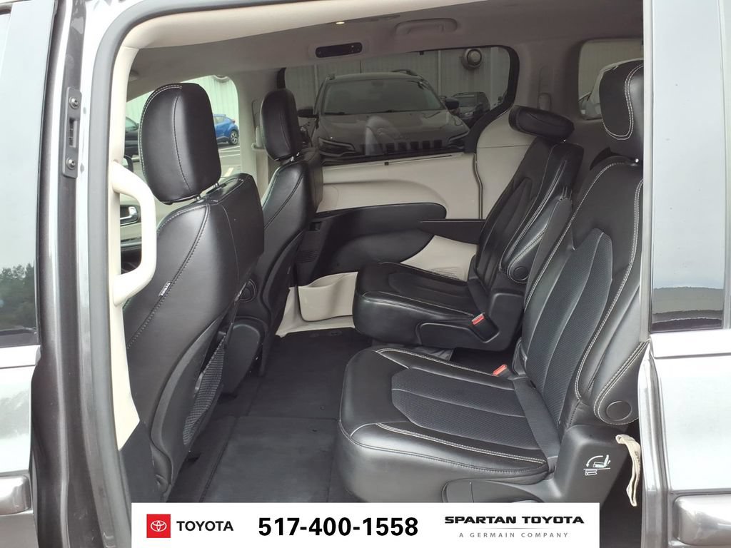 Used 2023 Chrysler Pacifica Touring-L FWD image 12