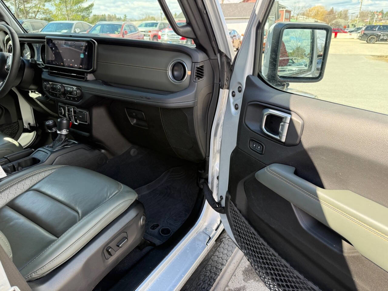 Used 2024 Jeep Wrangler High Altitude AWD/4WD image 16