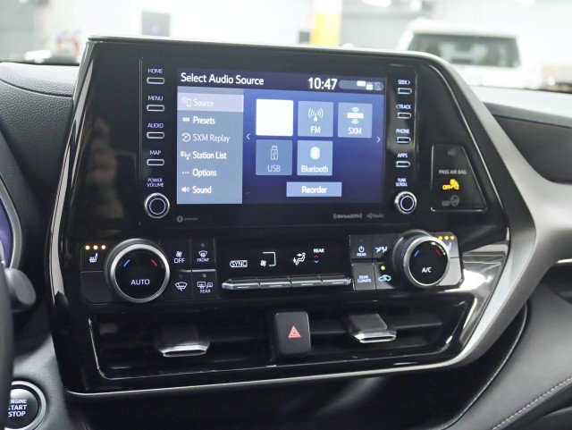 Used 2020 Toyota Highlander XLE AWD/4WD image 17