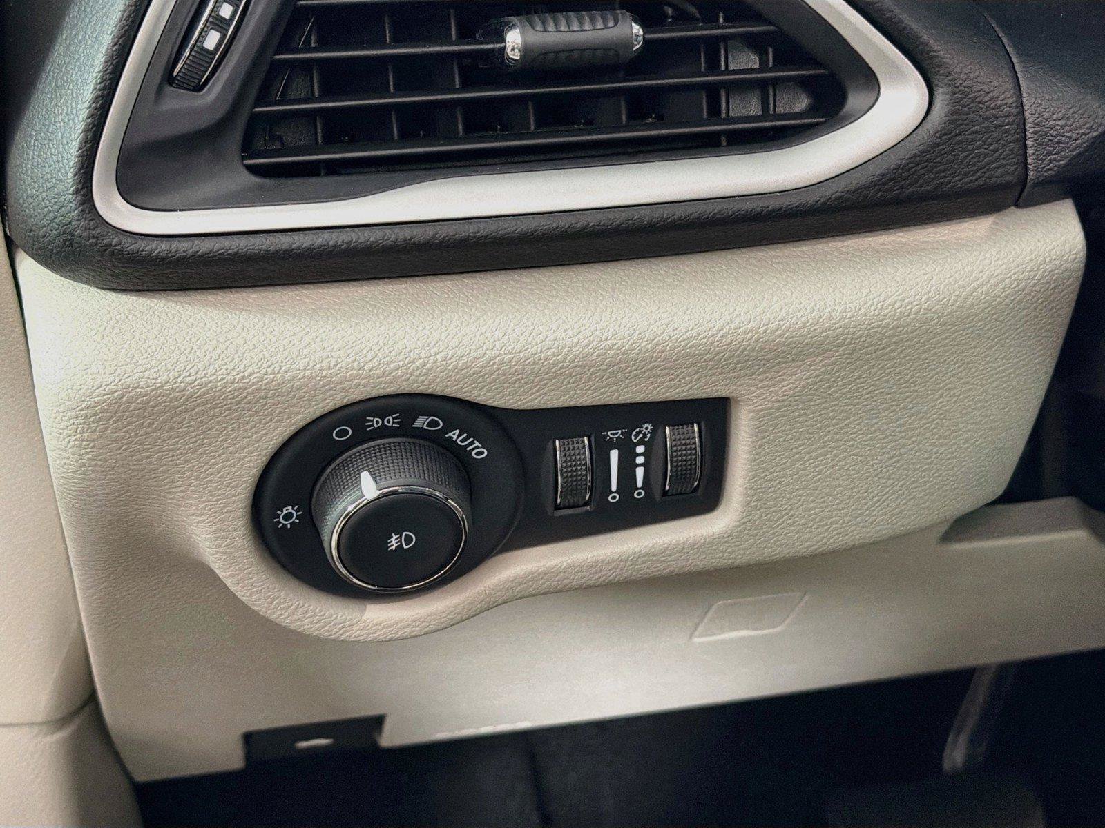 Used 2024 Chrysler Pacifica Touring-L FWD image 17