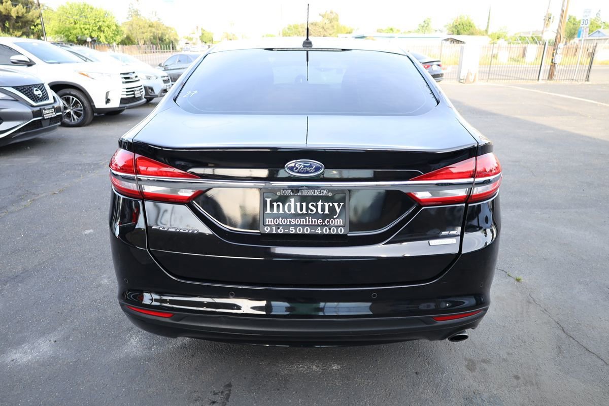 Used 2017 Ford Fusion SE w/ Fusion SE Technology Package FWD image 5