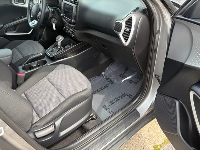 Used 2025 Kia Soul LX w/ LX Technology Package FWD image 32