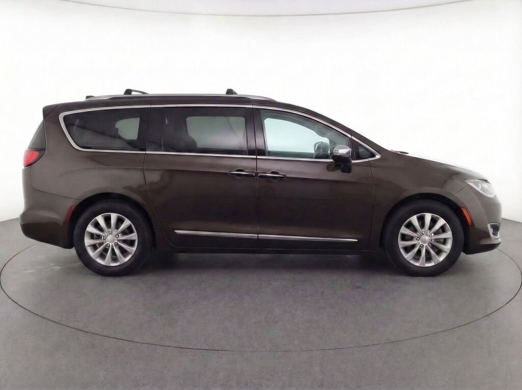 Used 2018 Chrysler Pacifica Touring-L image 8