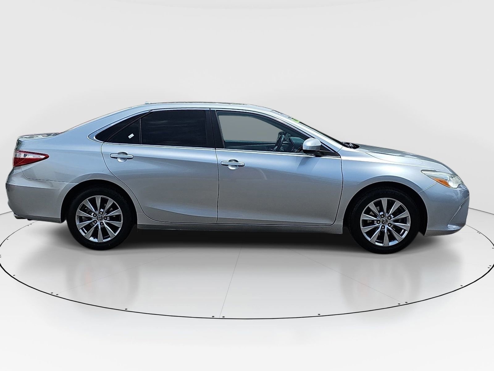 Used 2016 Toyota Camry XLE w/ Convenience Package FWD image 4