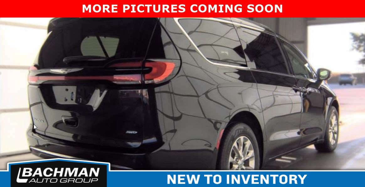 Used 2022 Chrysler Pacifica Touring-L AWD/4WD image 3