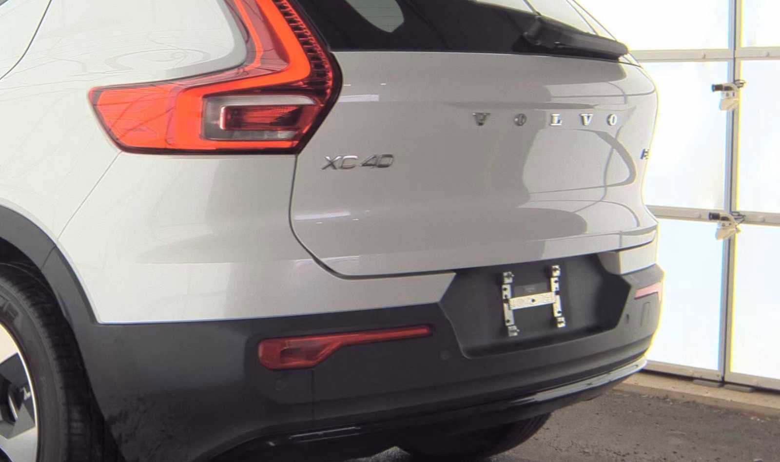 Used 2023 Volvo XC40 B4 Ultimate image 30