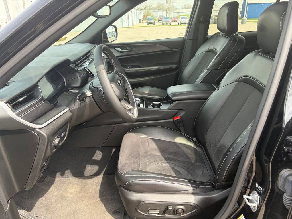 Used 2024 Jeep Grand Cherokee Altitude AWD/4WD image 15