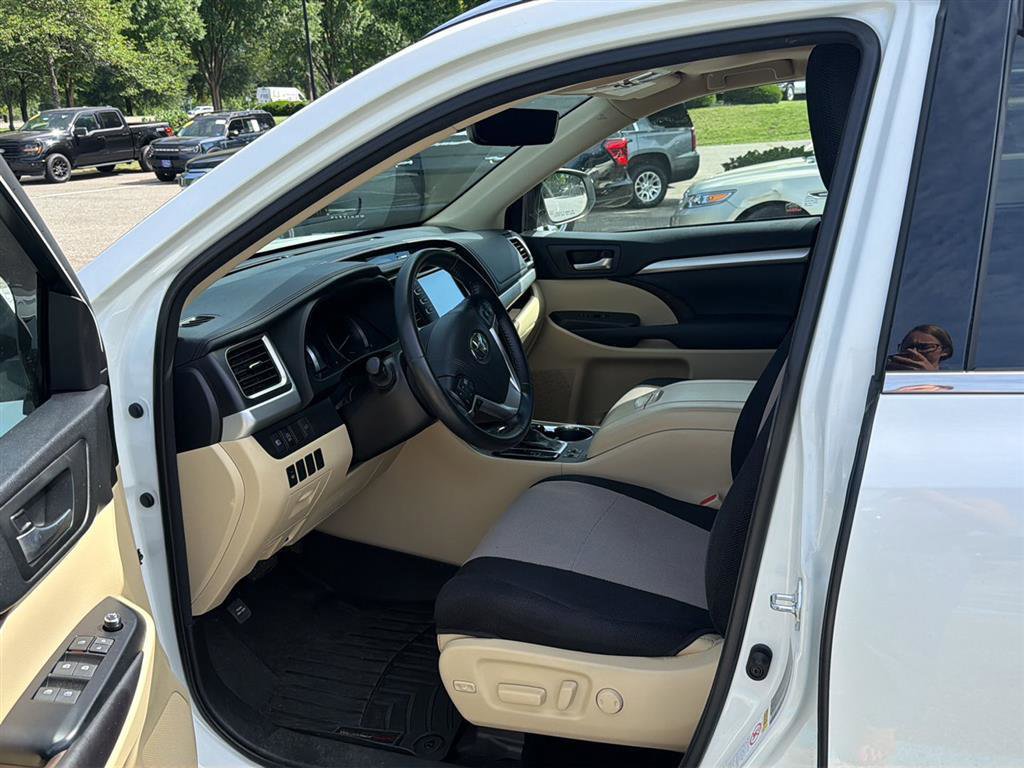 Used 2017 Toyota Highlander SE AWD/4WD image 6