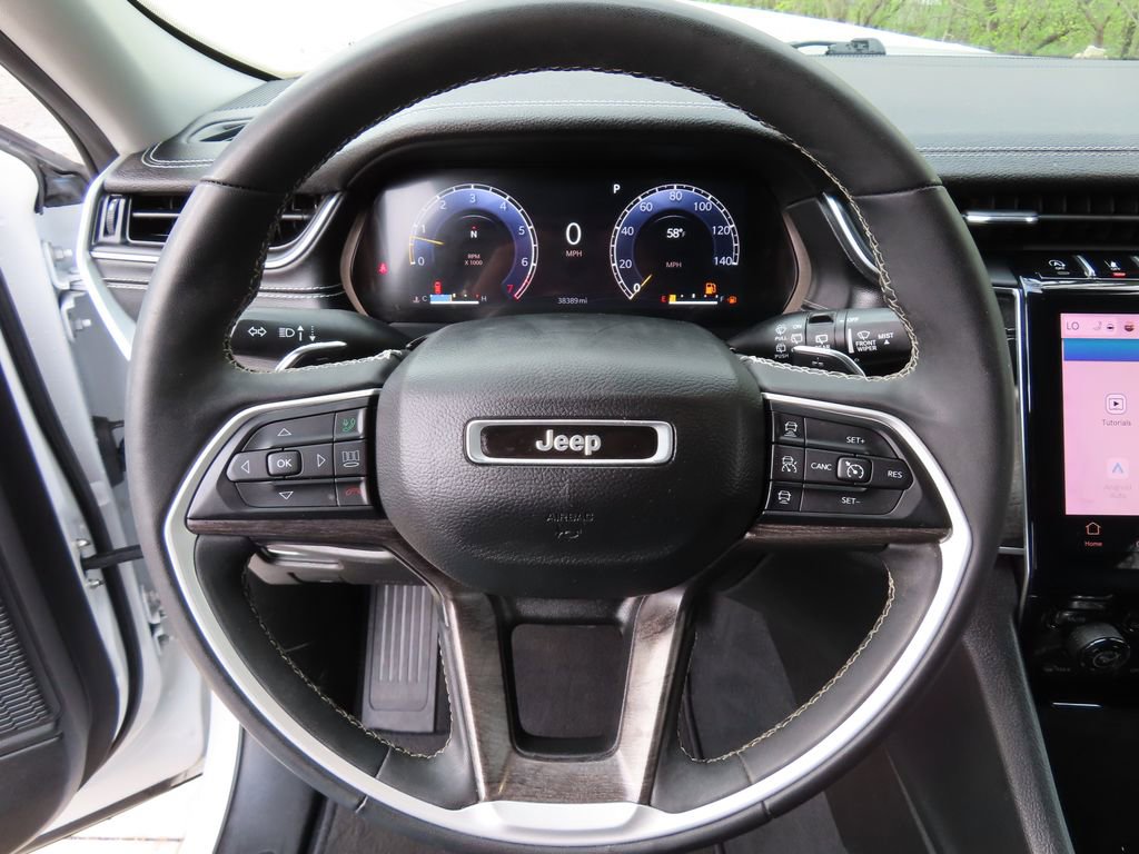 Used 2023 Jeep Grand Cherokee Limited w/ Black Appearance Package AWD/4WD image 17