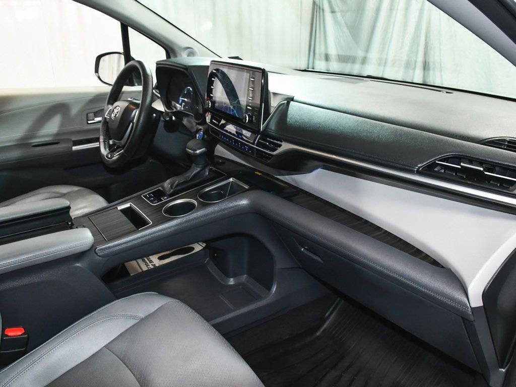 Used 2023 Toyota Sienna Limited image 60