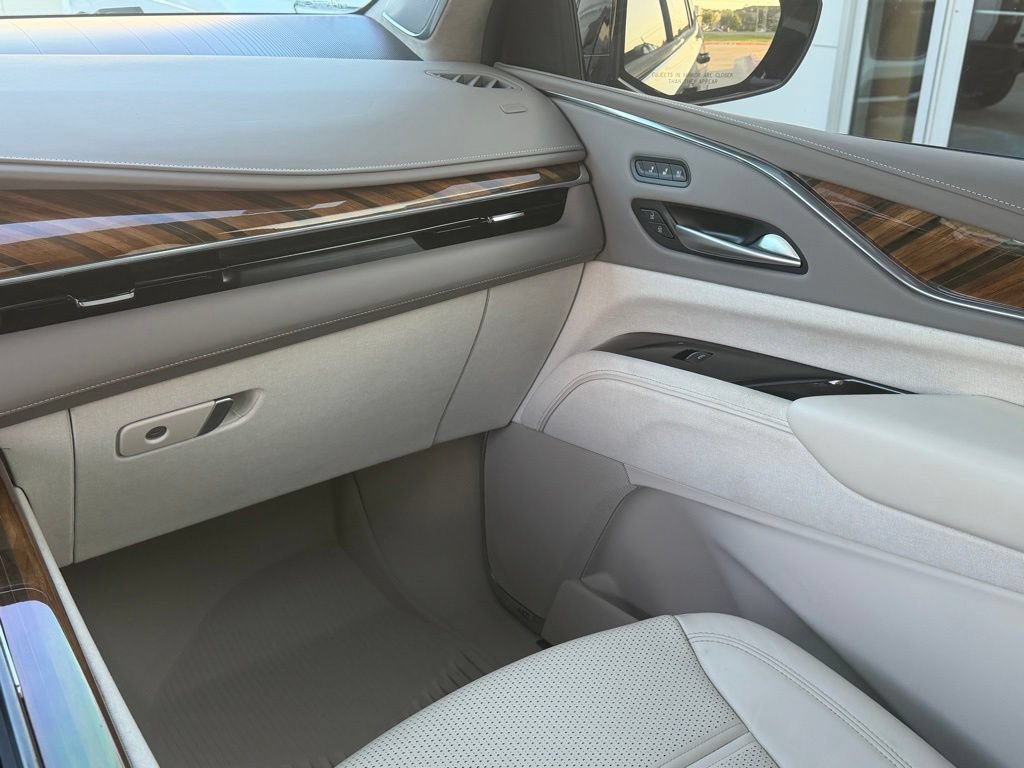 Used 2024 Cadillac Escalade Sport Platinum w/ LPO, Floor Liner Package AWD/4WD image 17