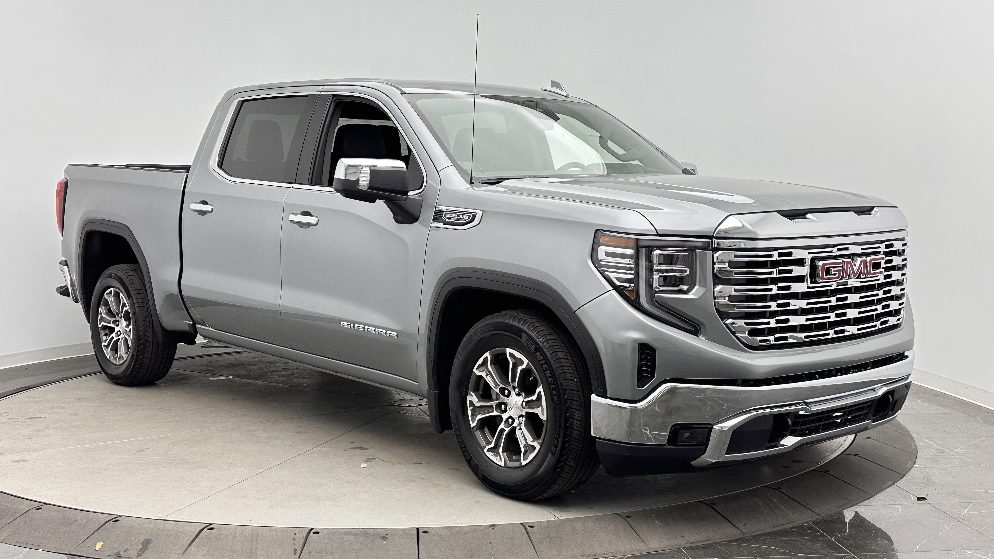 Used 2026 GMC Sierra 1500 SLT RWD image 3