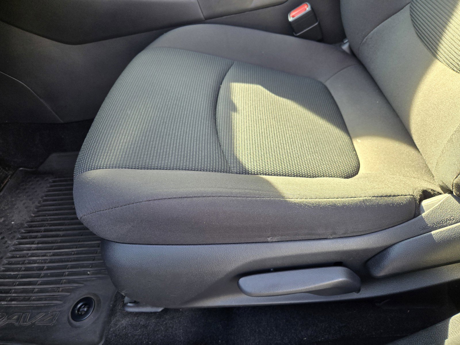 Used 2022 Toyota RAV4 LE image 17